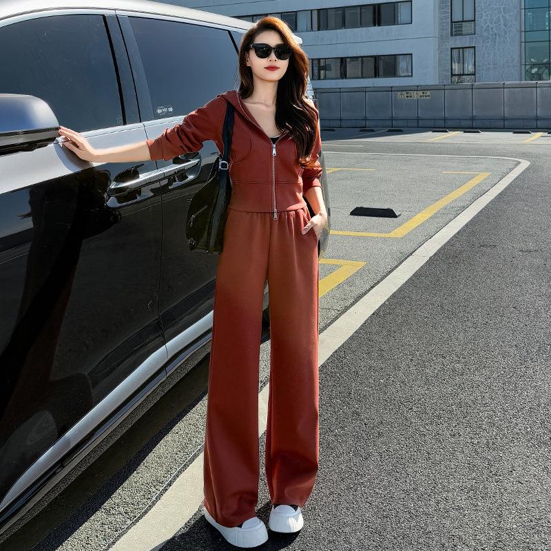 Женский уличный костюм Весна-Осень: Шикарная куртка-бомбер с капюшоном на молнии и брюки клеш