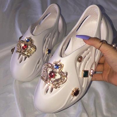 Новая женская обувь размера плюс, обувь в форме пещеры с ромбовидным вырезом, дизайн, обувь в форме пещеры с короной и бриллиантами, женские сандалии