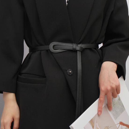 Ремень из искусственной кожи с завязанным узором. Простой универсальный пояс из искусственной кожи. Модный аксессуар.