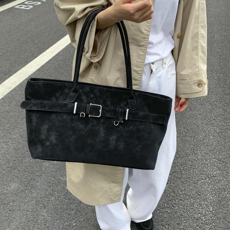 Ретро сумка женская большой вместимости 2025 новая осень и зима универсальная простая сумка через плечо популярная сумка-тоут для поездок в этом году