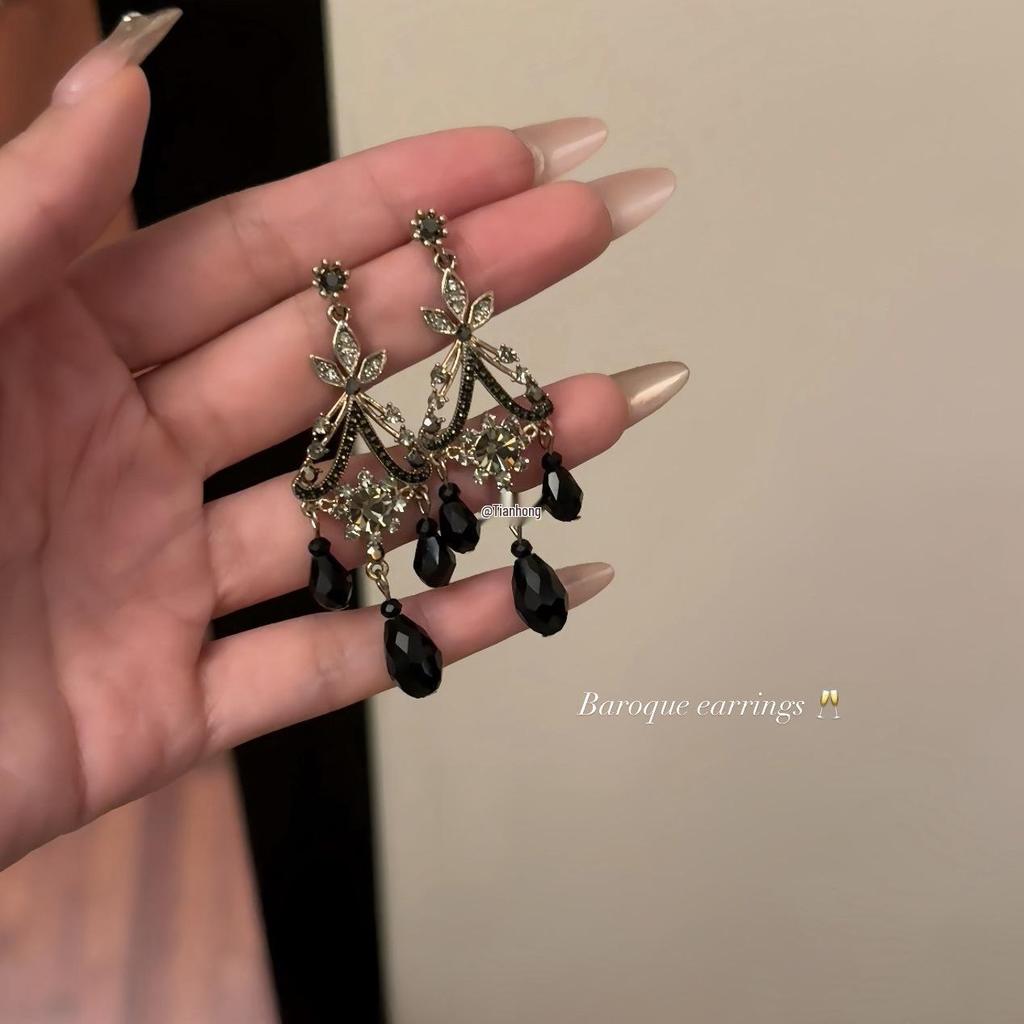 Серьги-кисточки в ретро-придворном стиле с черными бриллиантами и персиковым чаем, создающие великолепную атмосферу главной героини.