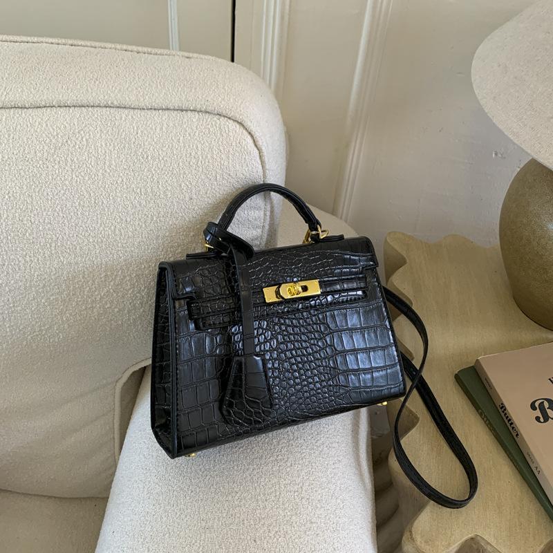 Ретро сумка женская 2025 новая трендовая осенне-зимняя высококлассная с крокодиловым узором на одно плечо мессенджер для поездок на работу маленькая квадратная сумка