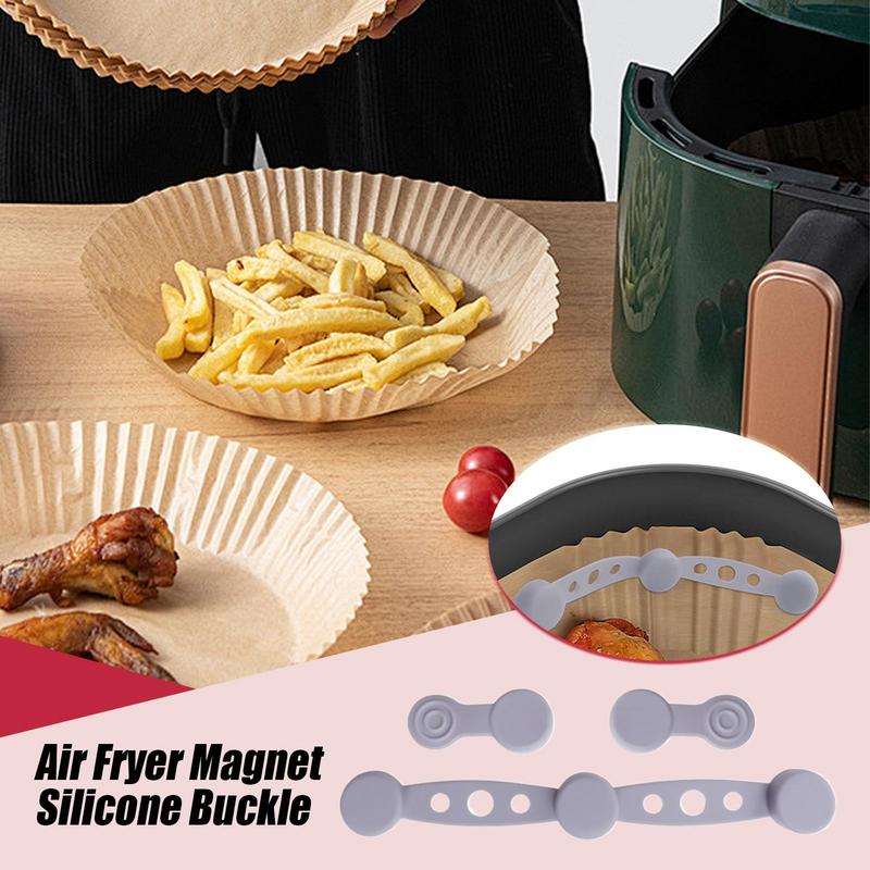 Высокотемпературная силиконовая застежка для крепления вкладыша из пергаментной бумаги в аэрогриле предотвращает его закрытие продуктами.