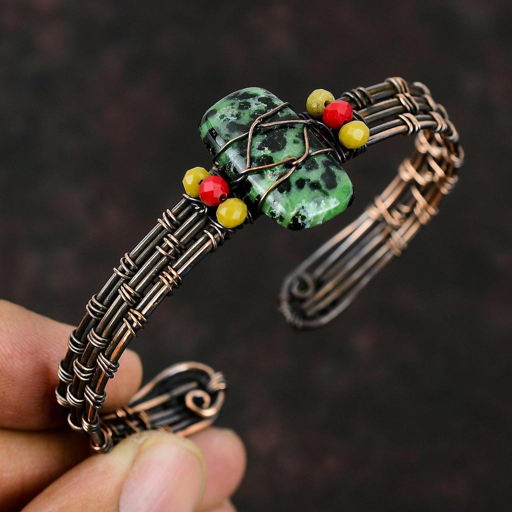 Рубиновый медный браслет-манжета с цоизитом Желтые и красные коралловые бусины Браслет из медной проволоки Ювелирные изделия в обертке Регулируемый браслет Драгоценный камень Ювелирные изделия ручной работы