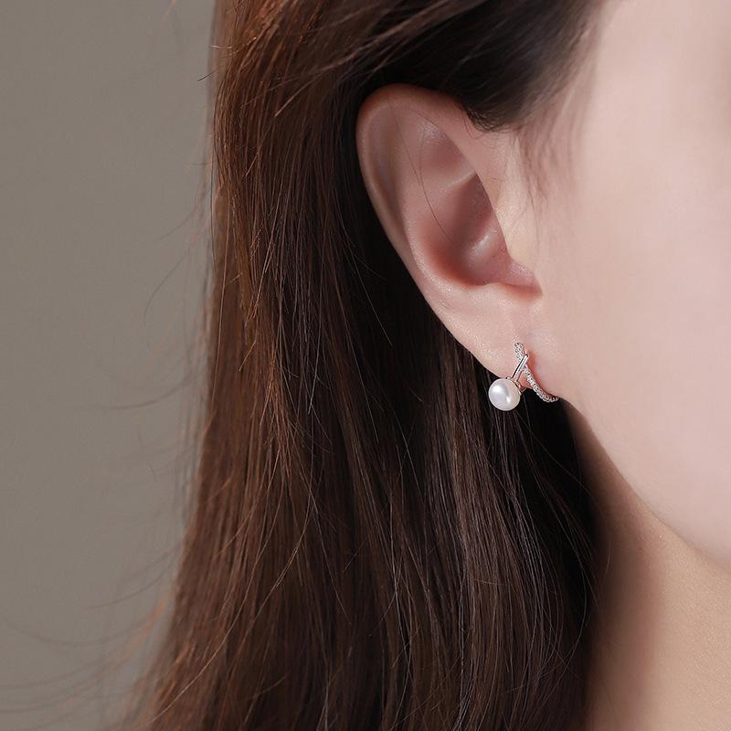 Серьги с жемчугом в форме креста. Простой, но роскошный дизайн и универсальные серьги.