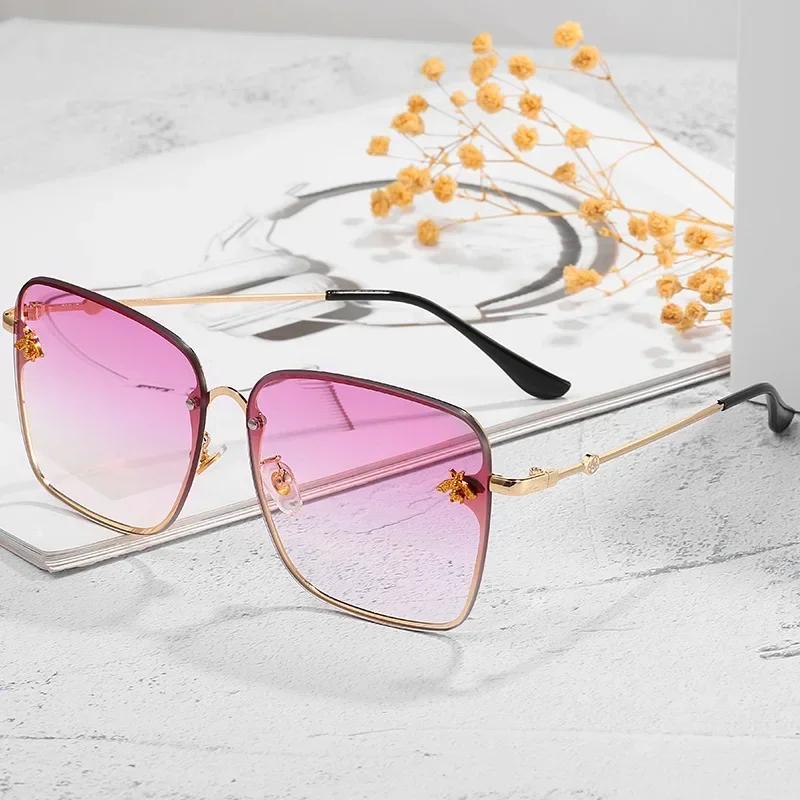 Fashion Gold Bee Square Sunglasses Women Retro Oversized Glasses Men Shades Metal Frame Ladies Sunglasses Zonnebril Dames