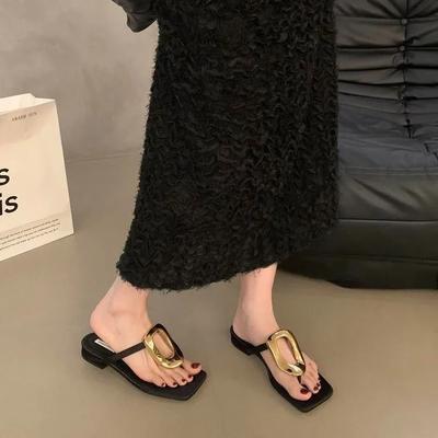 2024 Женские Летние Новые Модные Шлепанцы Тонг с Металлическим Декором Женская Обувь Низкий Каблук Повседневные Сандалии Женские Дизайнерские Шлепанцы