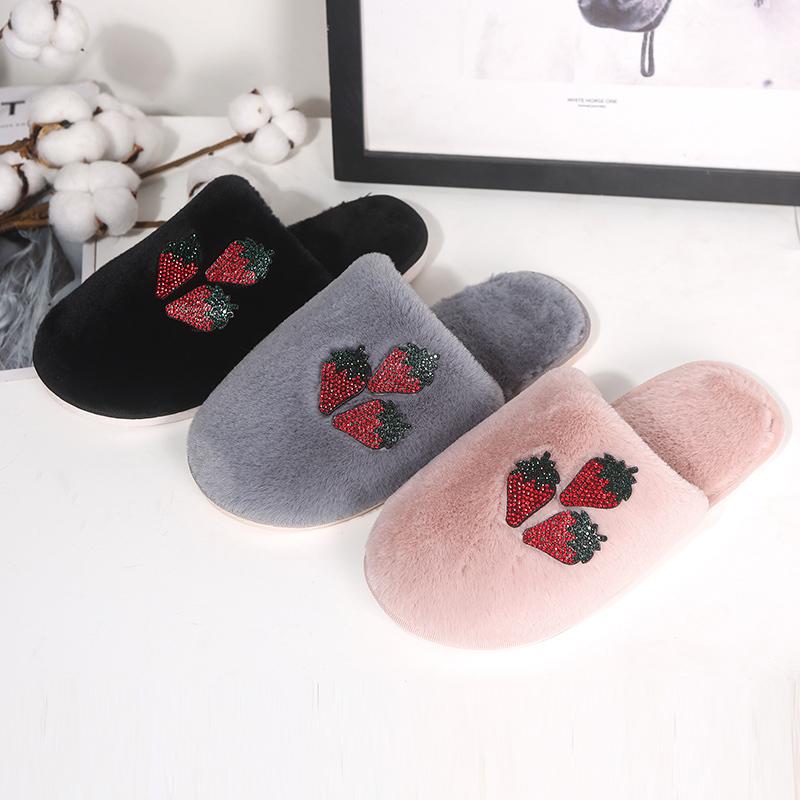 Модные хрустальные хлопковые тапочки-клубнички женские 2025 зимние мягкие плюшевые теплые домашние тапочки женские противоскользящие на плоской подошве плюшевые шлепанцы леди