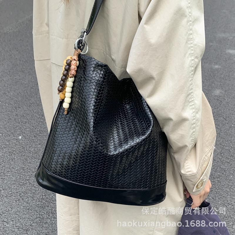 Ретро сумка большой вместимости для通勤, женская 2025 новая повседневная универсальная сумка на плечо, премиальная сумка-мессенджер, сумка-ведро