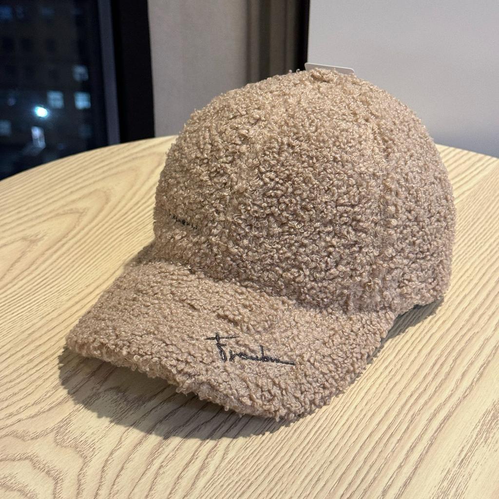 Новая бейсболка из овечьей шерсти с широкими полями для женщин, корейская версия, осенне-зимняя теплая, подчеркивающая лицо, маленькая, плюшевая, модная, универсальная кепка с козырьком