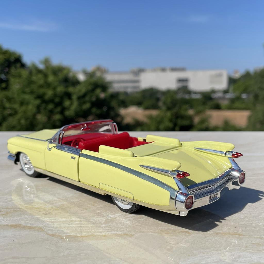 Литье под давлением 1:Масштаб 32 Американский Эмоциональный Автомобиль Cadillac Классический Автомобиль Модель Автомобиля из Сплава Коллекционная Игрушка Подарок Сувенир Декорация для Витрины