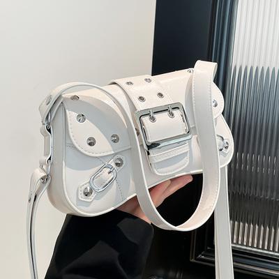 Трендовая популярная сумка-багет в стиле Spice Girl с дизайном заклепок, сумка через плечо под мышкой, нишевый дизайн, ощущение, универсальная сумка-мессенджер для通勤