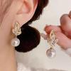 Micro-inlaid zircon leaf pearl ear clips without ear piercings, high-end sense, exquisite fashion earrings, niche design earrings.