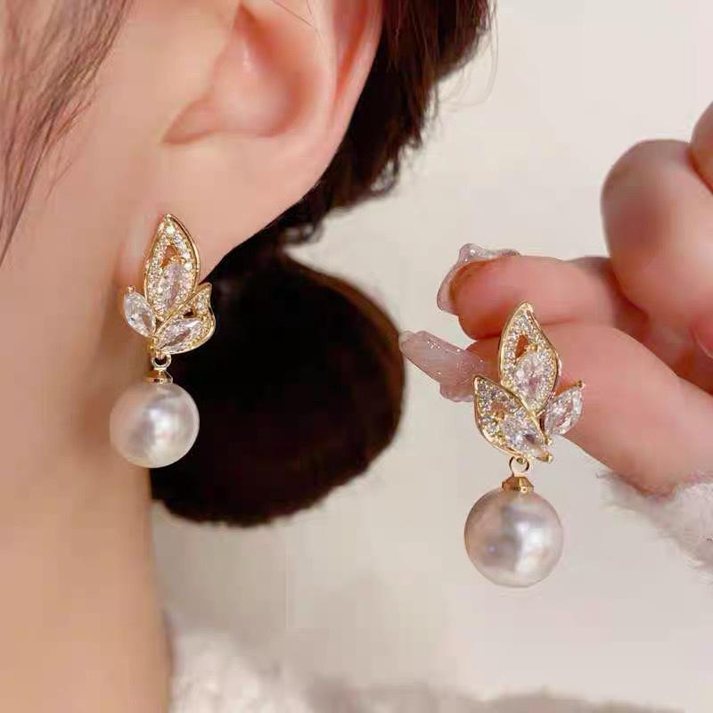 Micro-inlaid zircon leaf pearl ear clips without ear piercings, high-end sense, exquisite fashion earrings, niche design earrings.