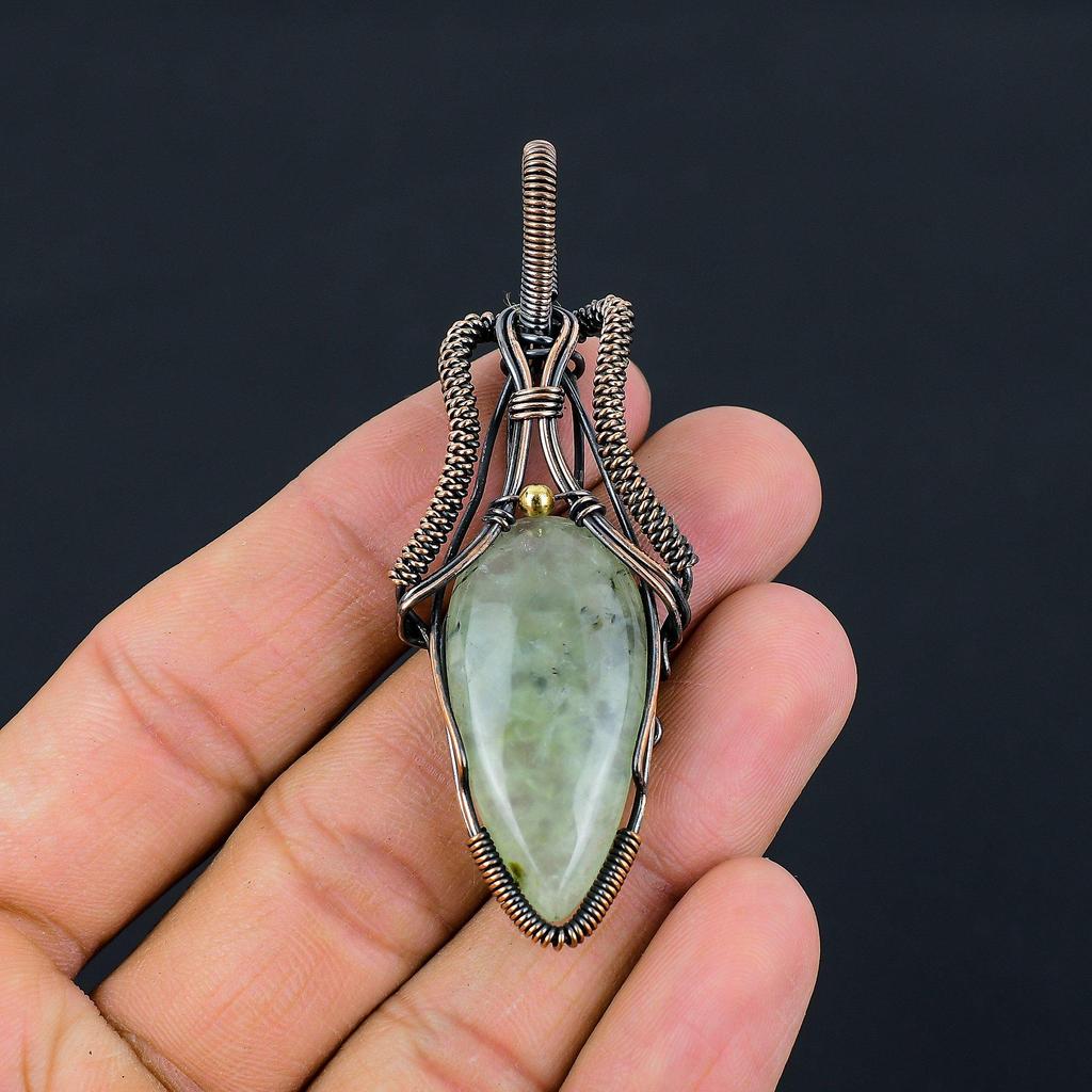 Элегантный драгоценный камень пренит из чистой медной проволоки, обернутый ювелирными изделиями ручной работы