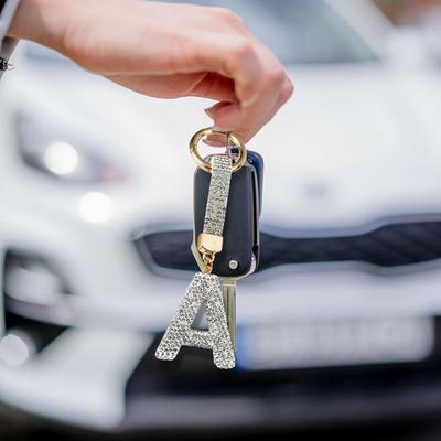 1 шт. Брелоки Идеальный подарок Дизайн с буквой Блестящий брелок Аксессуар Дизайн с полными стразами Подвеска на удачу 26 букв алфавита