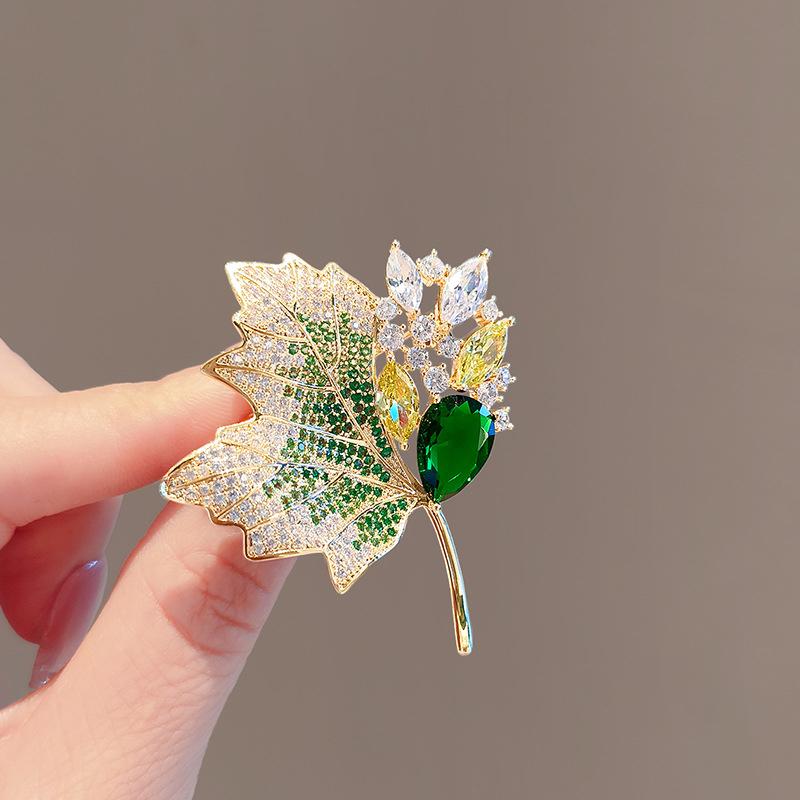 Exquisite Luxury Maple Leaves Brooch For Women Advanced Sense Rhinestone Corsage Suit Lapel Pins Clothing Accessories Gift