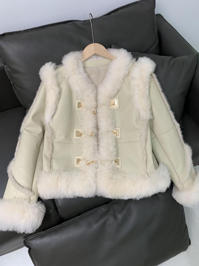 Новая шуба из натуральной шерсти с большим меховым воротником