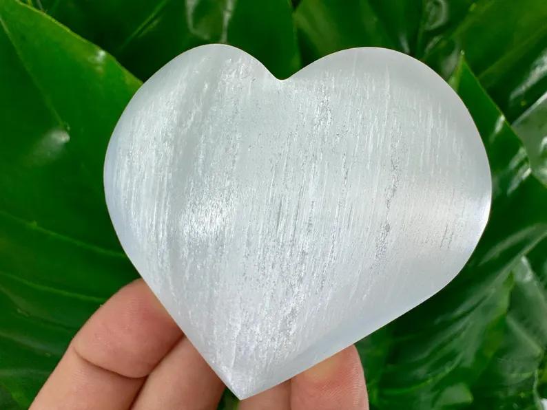 Manufacturer's Low-priced Treatment of Crystal Palm Stone, Natural Selenite Heart Palm, Home Decoration