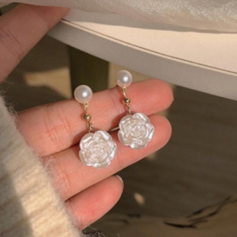 Элегантные простые цветочные серьги 2024 года - легкая роскошная мода