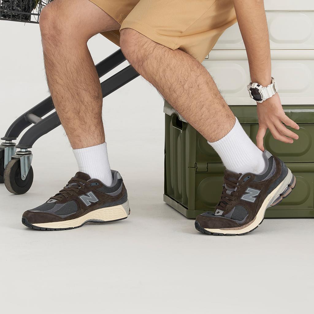 New Balance 2002R Лунный Новый год — кроссовки унисекс Rich Earth коричневого цвета с черным верхом Castlerock M2002RLY