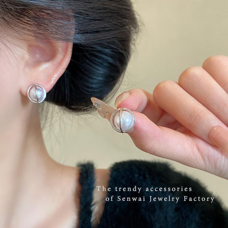Retro French circle pearl stud earrings women's unique simple niche design earrings silver needle new earrings