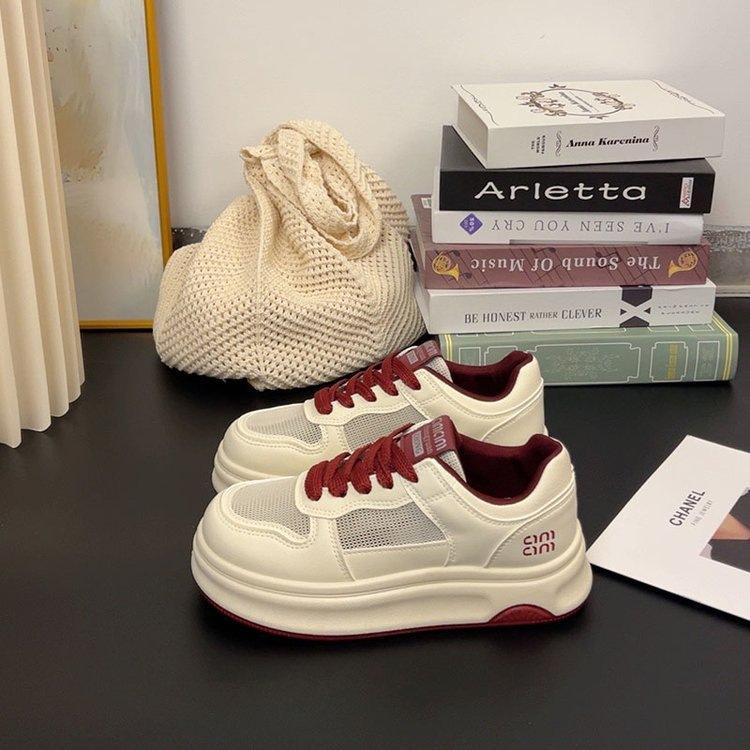 Маленькие белые туфли женские 2025 новая обувь весенние на толстой подошве с увеличением роста сетчатые кеды популярные универсальные повседневные туфли с юбками