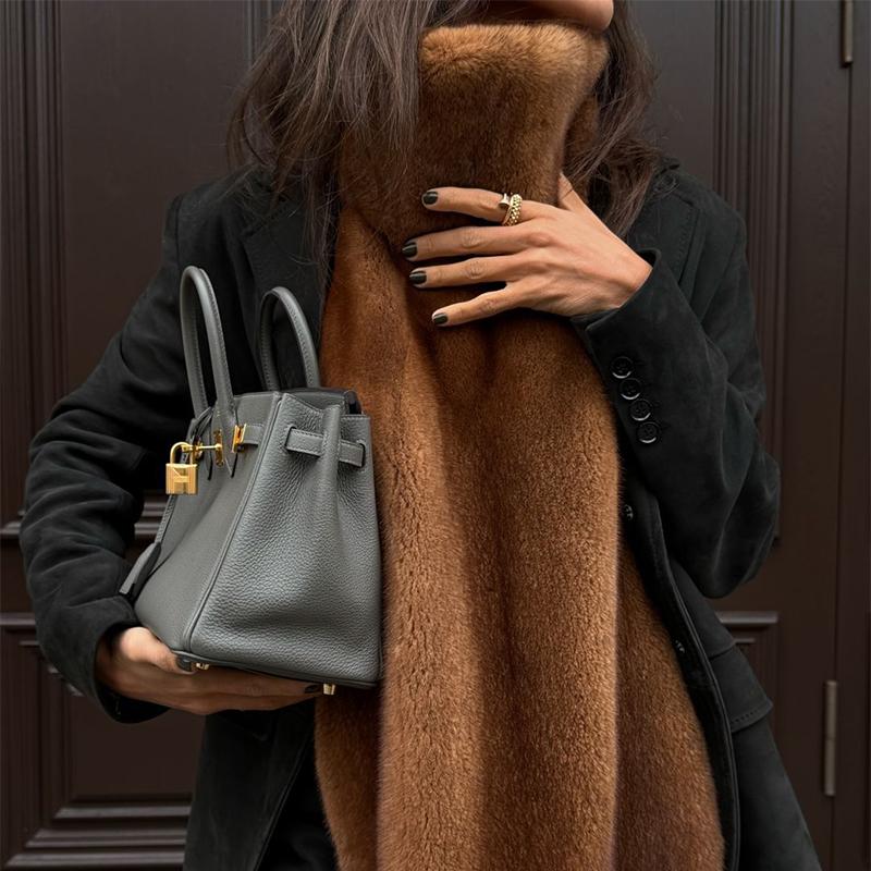 Женские меховые жилеты с высоким воротом, теплые свободные безрукавки, женские жилеты-накидки 2025 года, ранняя весна, уличные роскошные топы-безрукавки для леди