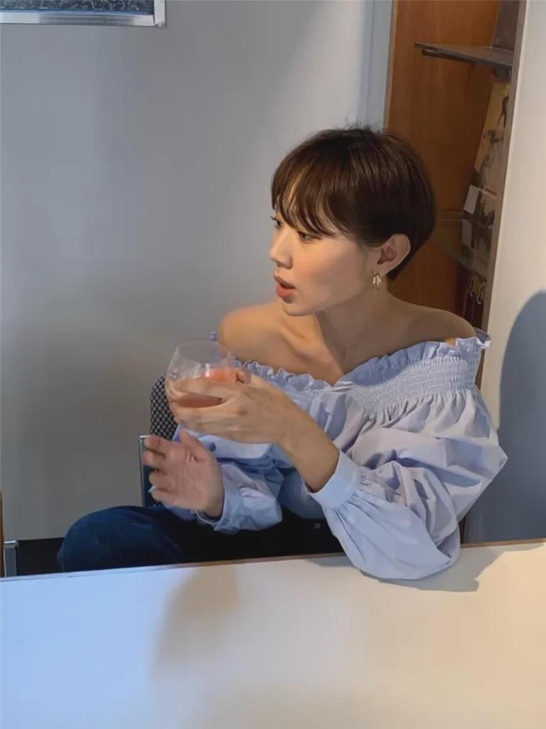 Корейский шик Двусторонняя рубашка с открытыми плечами и рукавами-фонариками для женщин - Французский молочно-голубой отбеливающий дизайн