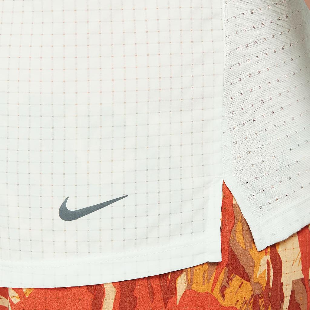 Nike Dri-FIT Trail Solar Chase Breathable, Sweat-Wicking Quick-Dry Running T-Shirt With Raglan Sleeves Men Tops Summit-White DV9306-121