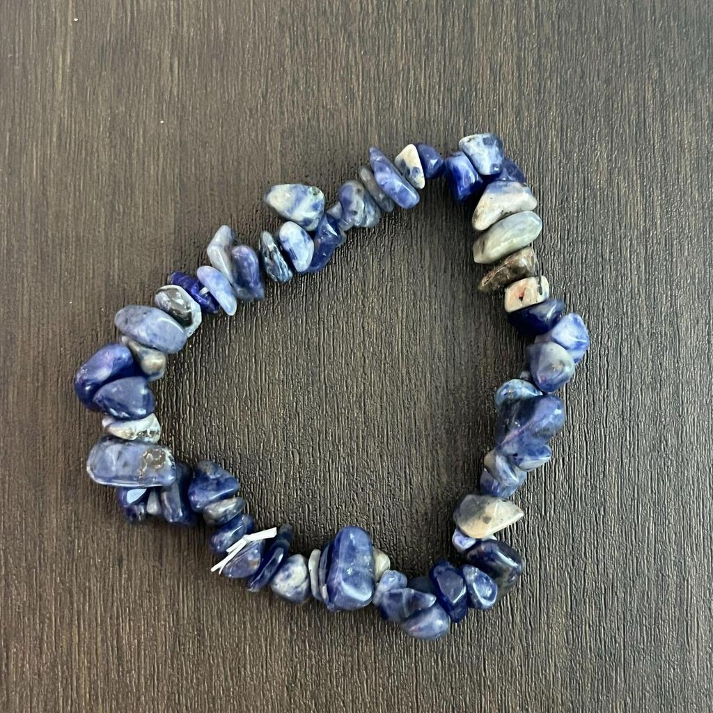 Браслет из разноцветных кристаллов с цитрином, тигровым глазом, лазуритом, аметистом и зеленым авантюрином на эластичном шнуре