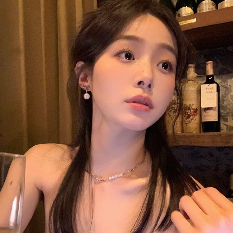 Французские ретро серьги-пусеты с жемчугом и инициалами 2024: Нишевый дизайн высокого класса