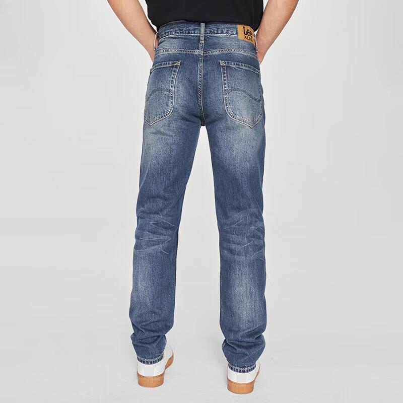 Мужские джинсы Lee средней посадки зауженного кроя темно-синего цвета с пятью карманами