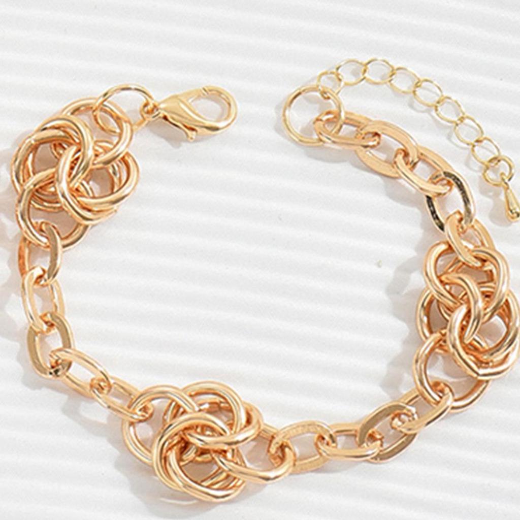 Изысканное золотое металлическое колье-чокер: Элегантный набор украшений на шею с подходящим браслетом и серьгами.