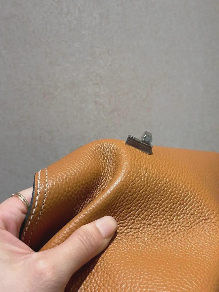 Luxury Swedish Cowhide Commuter Bag: High-Capacity Shoulder, Crossbody, or Underarm Handbag