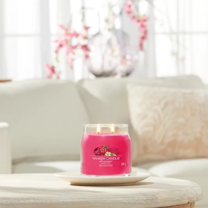 Signature Candle Red Raspberry Medium Model - Yankee Candle