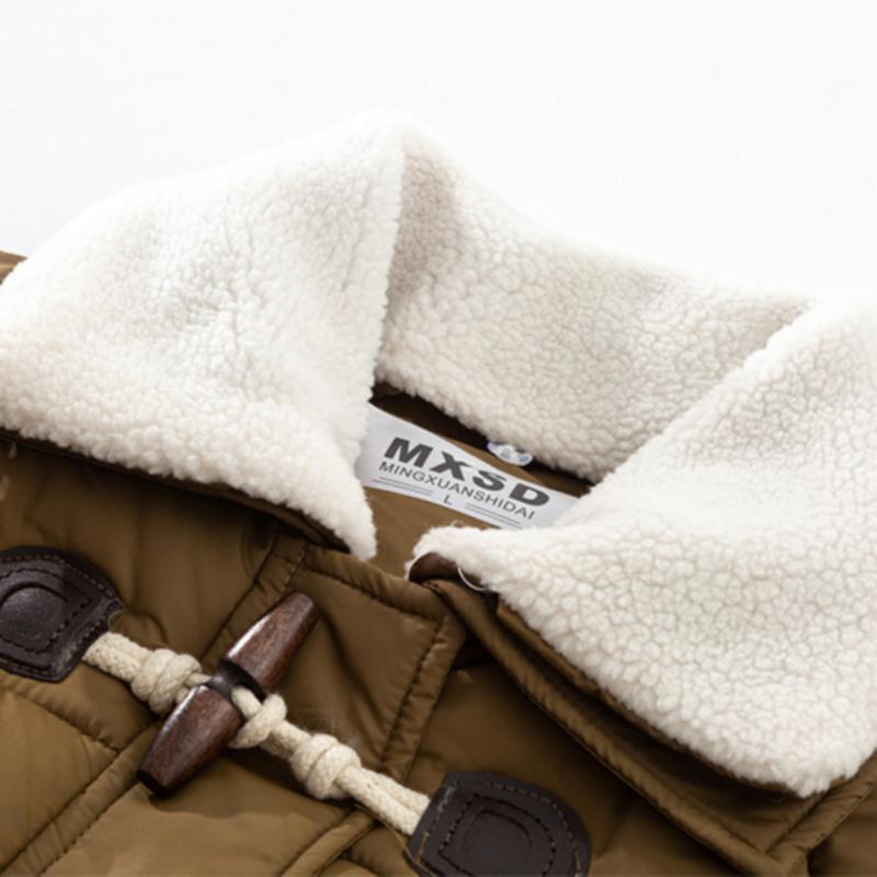 Короткая женская куртка-пуховик с капюшоном и свободным кроем, зимнее пальто