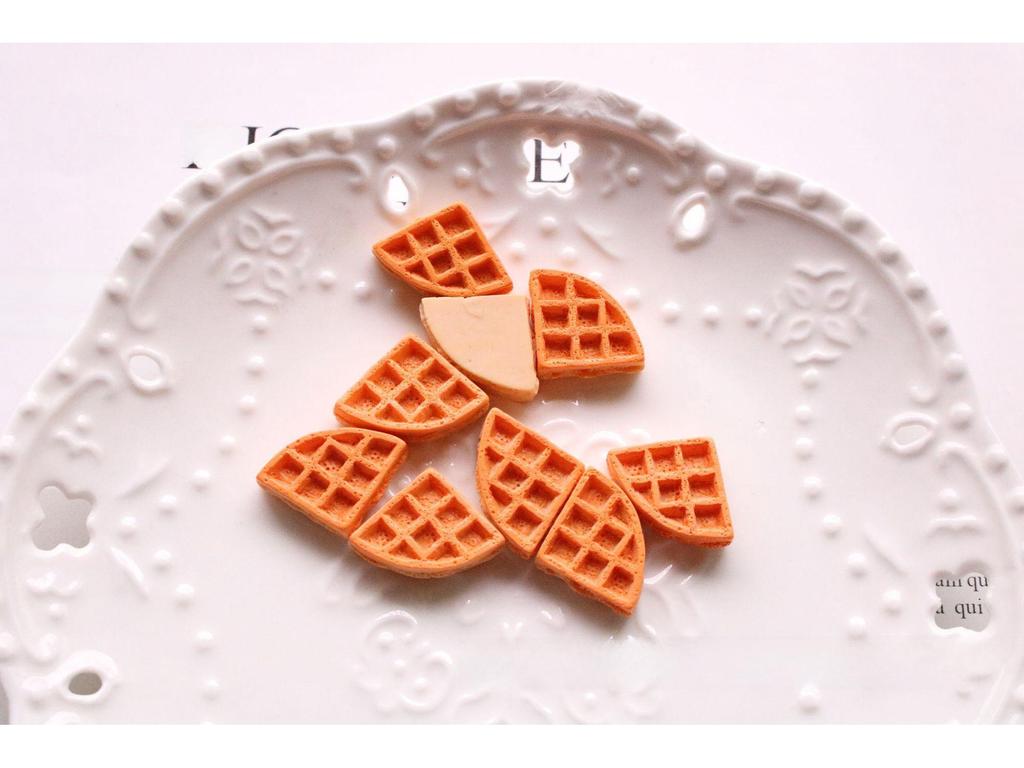 «Украшения ручной работы на тему еды»: Аксессуары для телефона в виде хлеба, яичного пирога и багета, материал для самостоятельного изготовления из смолы