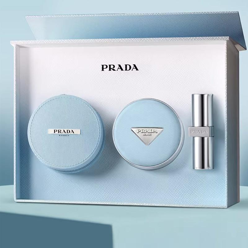 Prada Набор косметики Clean Blue Limited Трехпредметный набор: #U001 синяя помада + синяя лимитированная пудра-кушон #LC5 + сумка для пудры-кушона без подарочной упаковки