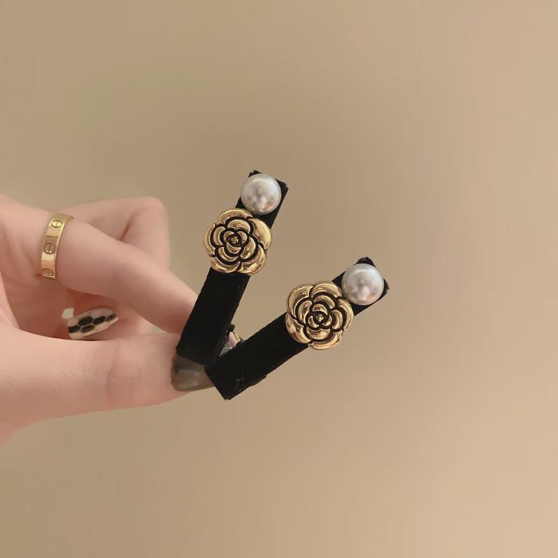 Hepburn-Style Retro French Camellia Pearl Velvet Duckbill Hair Clip for Women