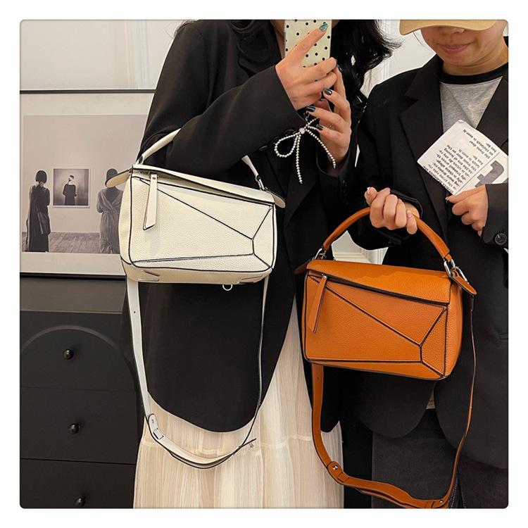 Портативная сумка через плечо с узором личи, модная и практичная.