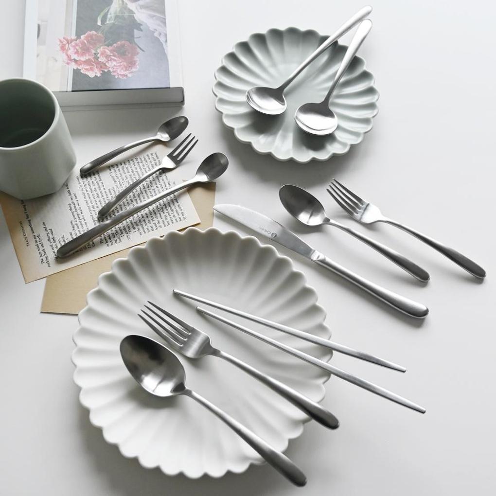 Проверьте закругленные столовые приборы из нержавеющей стали в винтажном стиле, длинная ложка