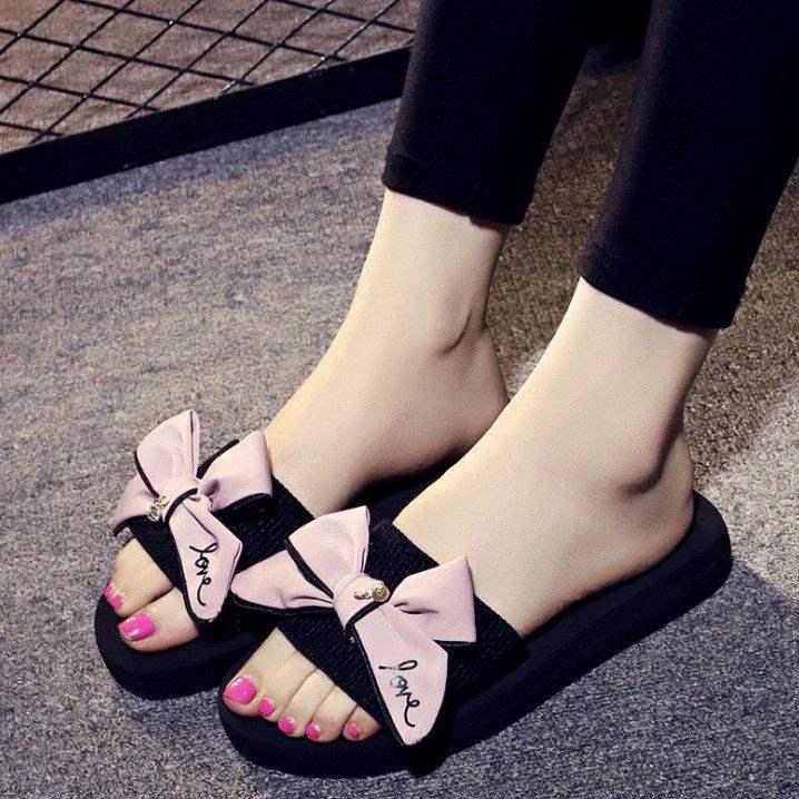 Женские шлепанцы на танкетке с бантом: Универсальные пляжные сандалии на толстой подошве для сочетания с летней юбкой и ношения на открытом воздухе