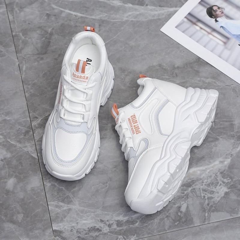 Маленькие белые туфли с внутренней высотой, увеличивающей рост, кроссовки в стиле «папиных», осенние новые кожаные повседневные спортивные туфли, женская платформа, женская обувь