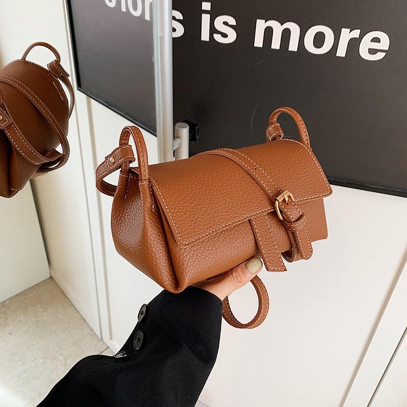 Маленькая сумка высокого класса женская осень 2025 новая нишевый дизайн универсальная сумка-мессенджер популярная в этом году маленькая квадратная сумка