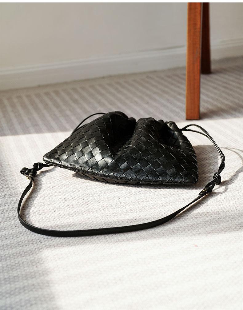 2024 Новая сумка через плечо BV Woven Sheepskin Cloud: Универсальный, модный и популярный стиль с завязками