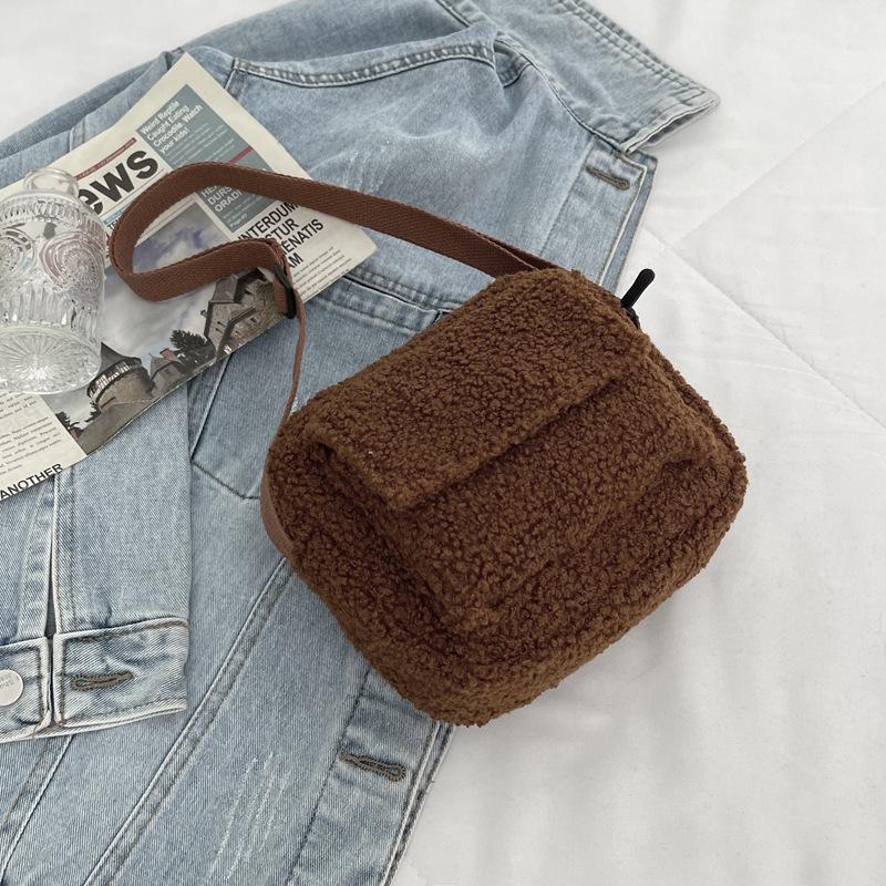 Сумка кроссбоди из овечьей шерсти в корейском стиле - Трендовая однотонная маленькая квадратная сумка на плечо Осень/Зима 2025