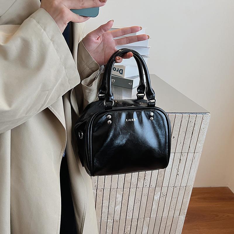 В этом году популярны сумки-бостон для женской коллекции осень-зима 2025, новые универсальные сумки-мессенджеры через плечо, популярные портативные сумки-подушки.