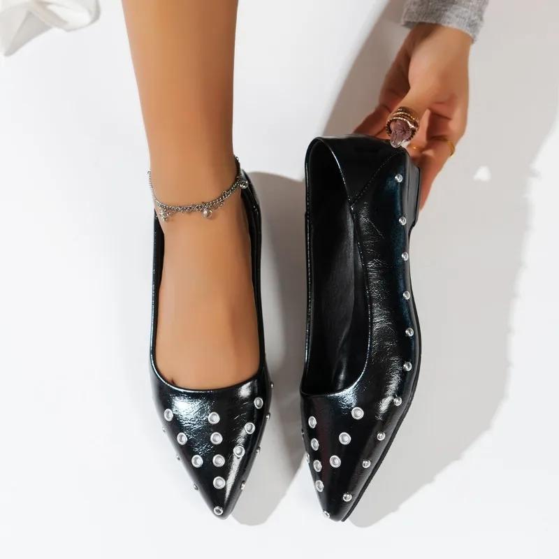 Модные осенние новые туфли на плоской подошве для женщин, модные туфли с острым носком и неглубоким вырезом, с заклепками, на мягкой подошве, нескользящие, удобные, низкие
