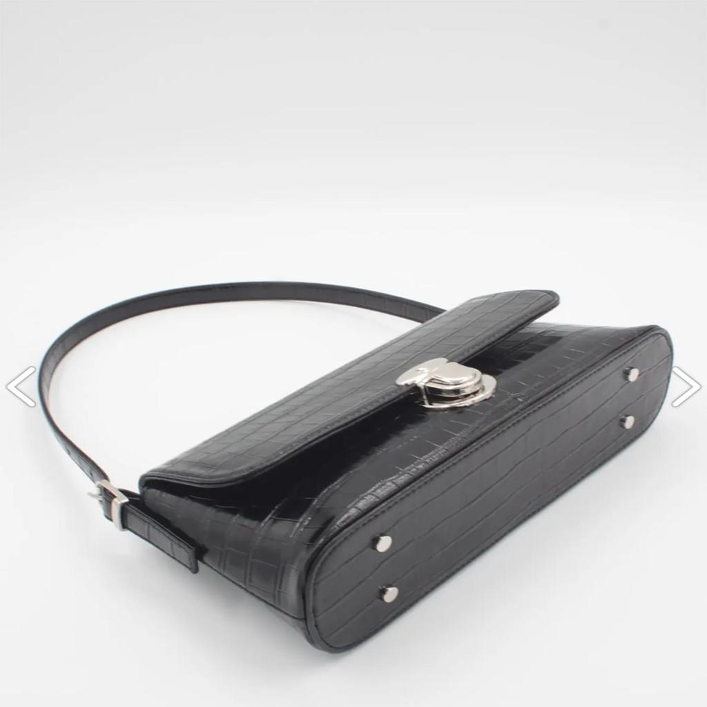 Женская черная сумка через плечо на молнии с крокодиловым узором